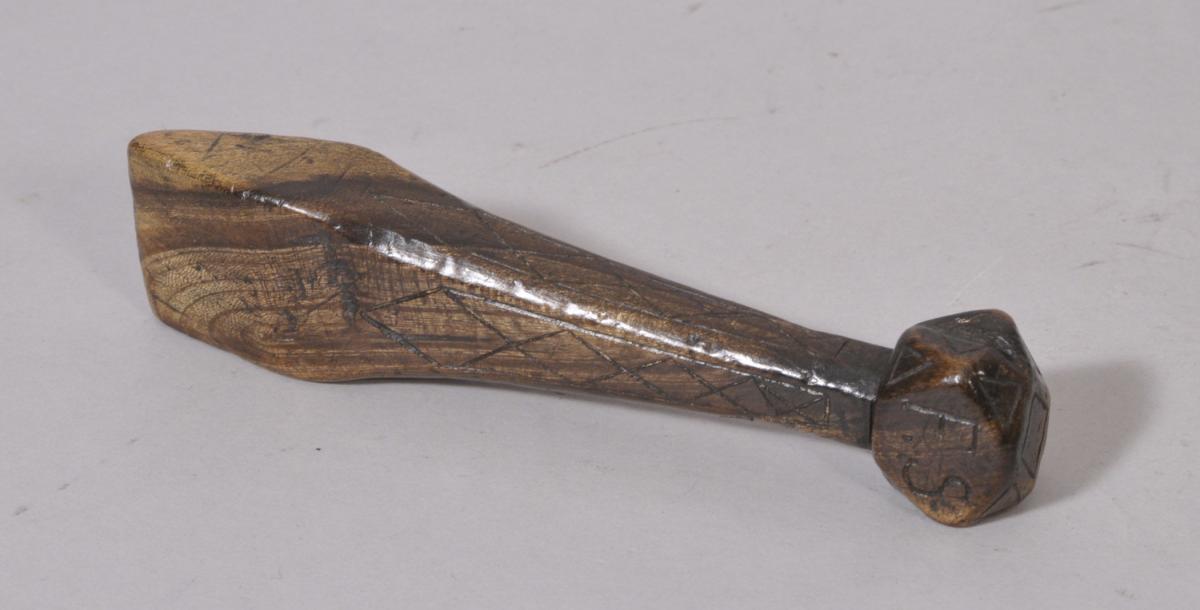 S/2556 Antique Treen 18th Century Elm Sailor's Liner or Seam Rubber