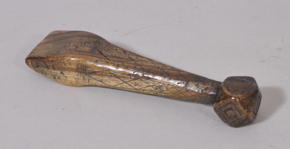 S/2556 Antique Treen 18th Century Elm Sailor's Liner or Seam Rubber