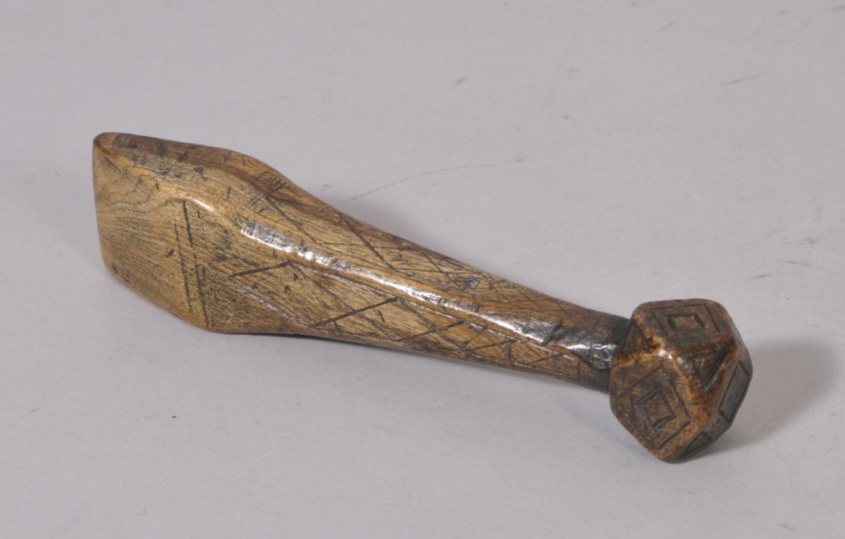 S/2556 Antique Treen 18th Century Elm Sailor's Liner or Seam Rubber