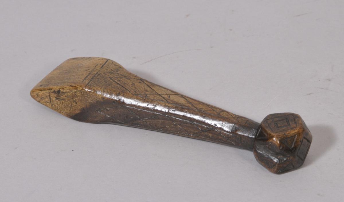 S/2556 Antique Treen 18th Century Elm Sailor's Liner or Seam Rubber