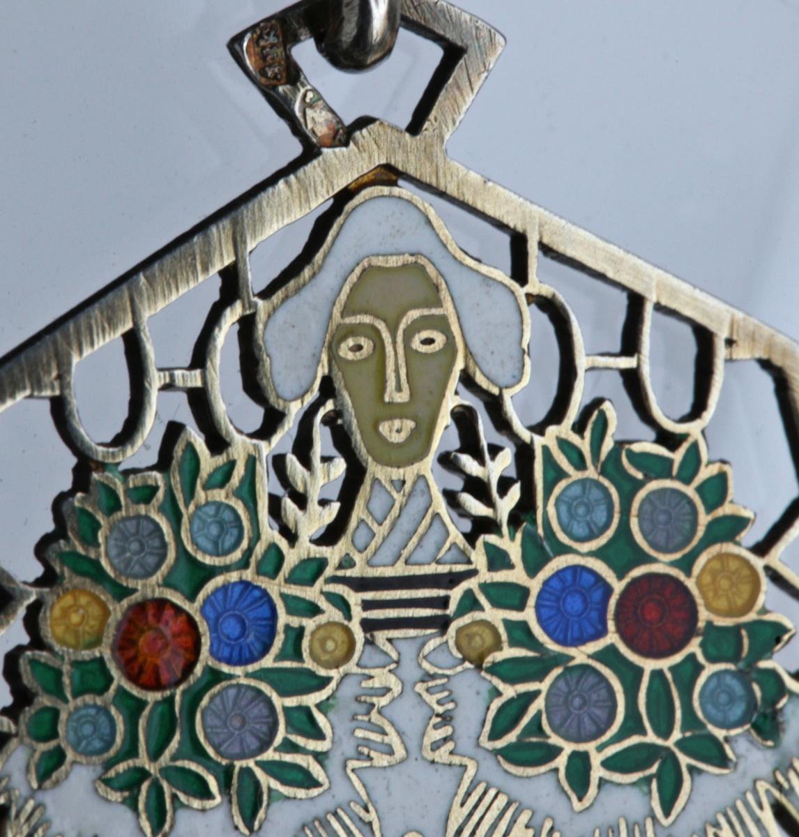 KUNSTGEWERBESCHULE (founded 1867) Jugendstil Pendant Necklace Gilded silver Enamel Figure Flowers Red Green Blue