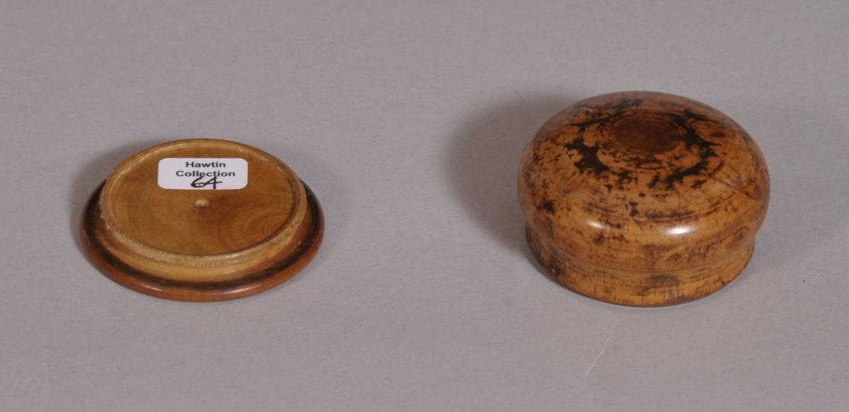 S/3547 Antique Treen 19th Century Boxwood Patch or Pill Box