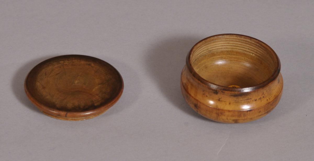 S/3547 Antique Treen 19th Century Boxwood Patch or Pill Box