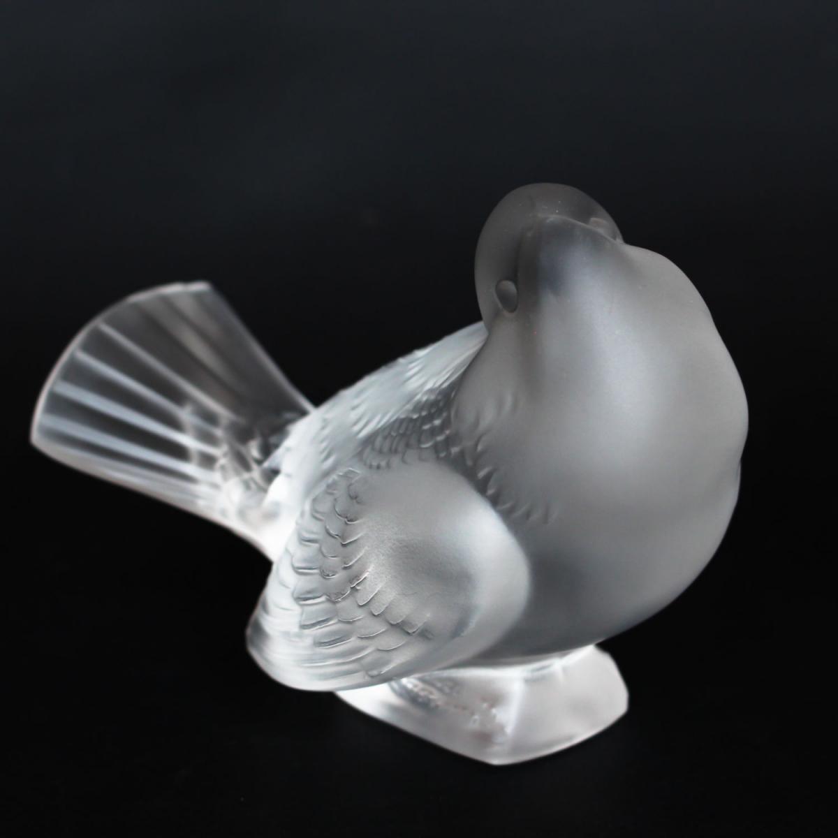 Moineau Moqueur, an Art Deco glass bird paperweight. A frosted glass figure of a sparrow pecking for food. Model number 1166. Li
