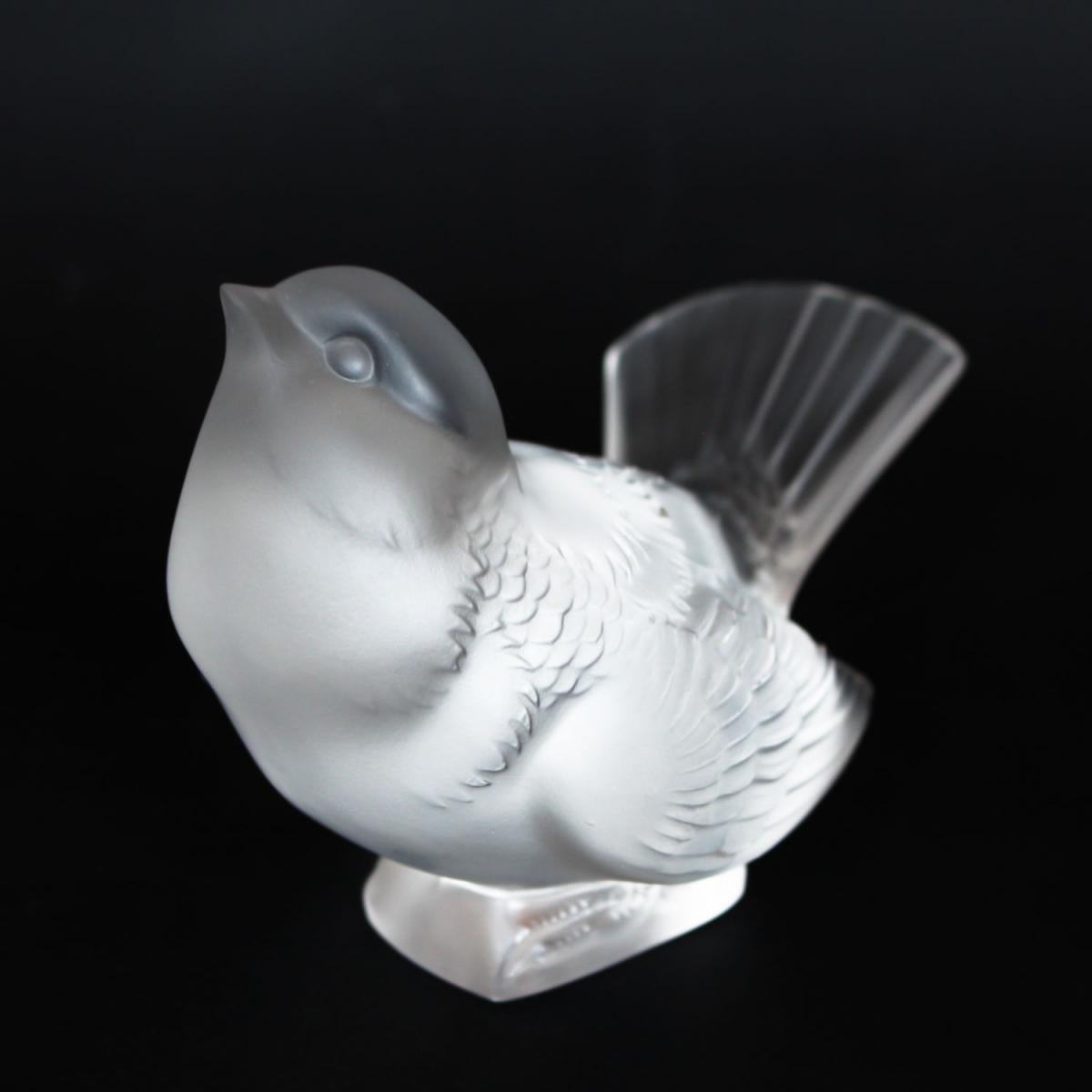 Moineau Moqueur, an Art Deco glass bird paperweight. A frosted glass figure of a sparrow pecking for food. Model number 1166. Li