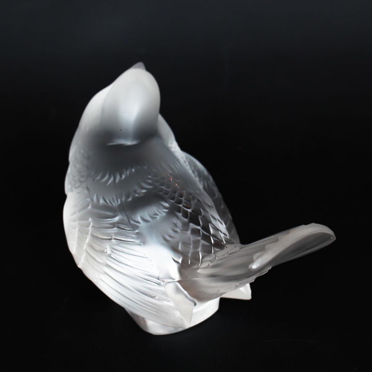 Moineau Moqueur, an Art Deco glass bird paperweight. A frosted glass figure of a sparrow pecking for food. Model number 1166. Li