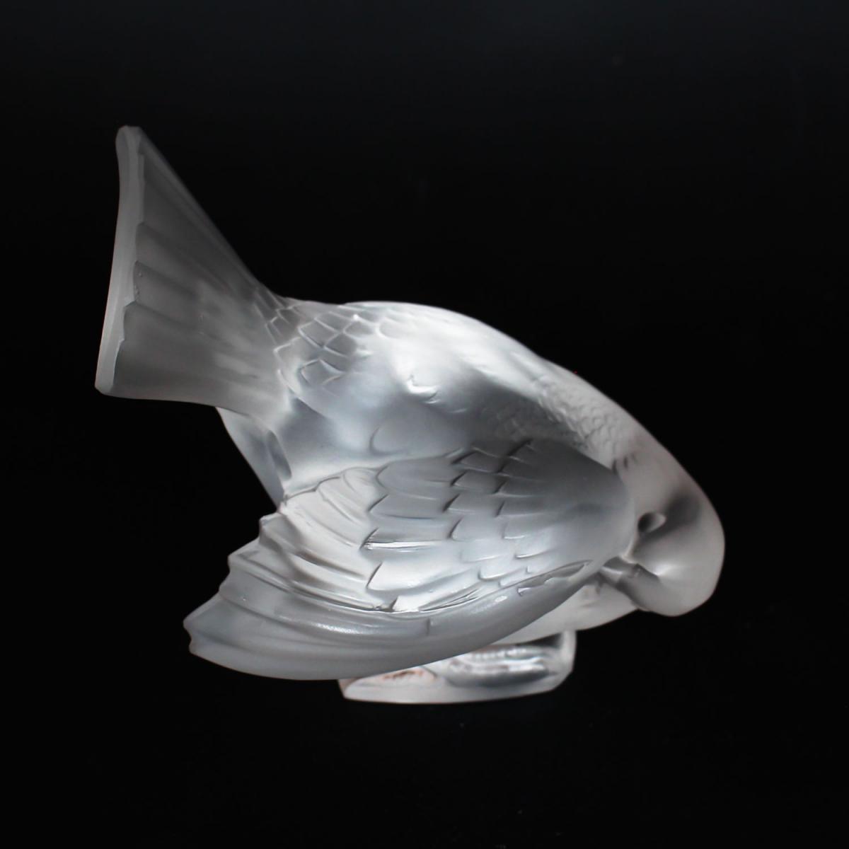 Moineau Coquet, an Art Deco glass bird paperweight. A frosted glass figure of a sparrow pecking for food. Model number 1166. Lit