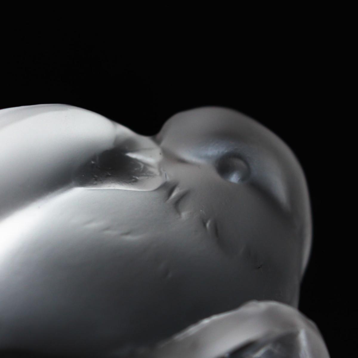 Moineau Coquet, an Art Deco glass bird paperweight. A frosted glass figure of a sparrow pecking for food. Model number 1166. Lit