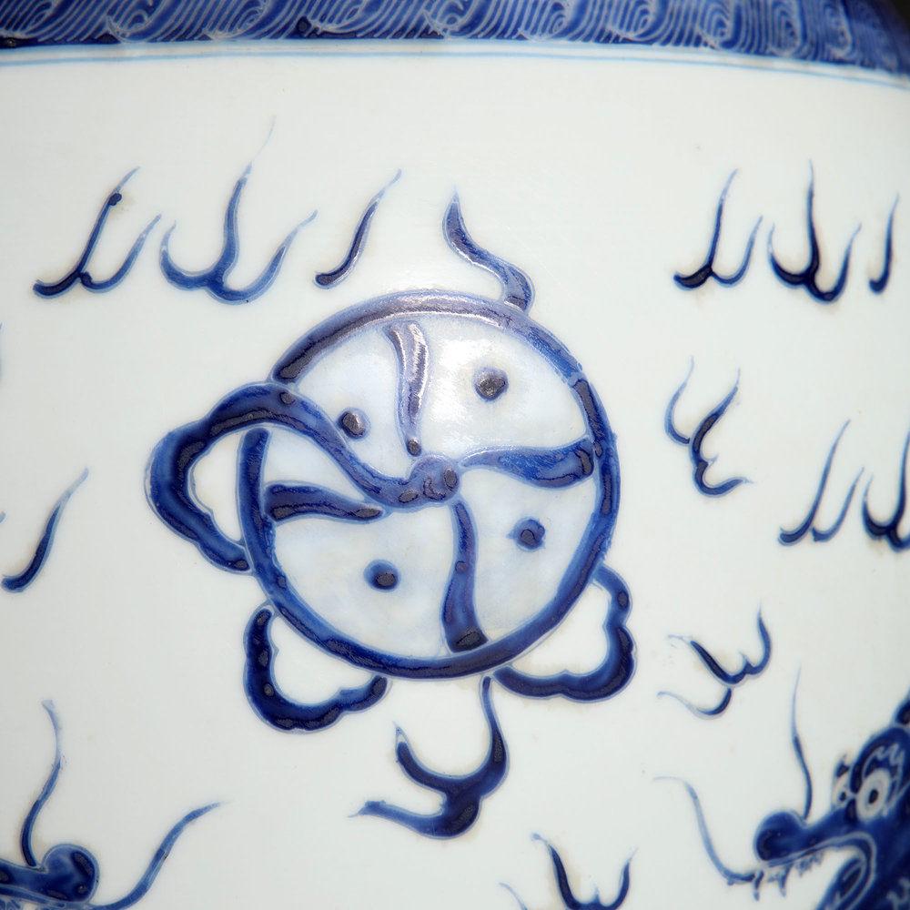 A LARGE BLUE AND WHITE CHINESE VASE AS A LAMP
