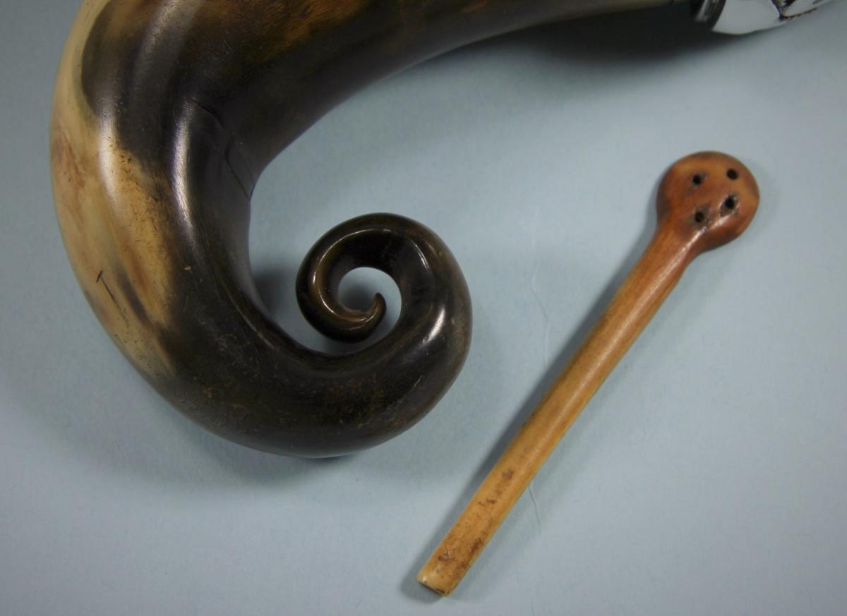 GEORGE III Scottish Horn Snuff Mull and Spoon. Circa 1810