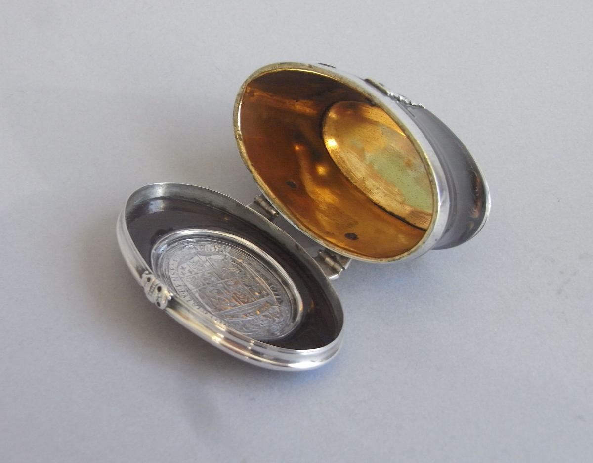 An important William III silver mounted Tortoiseshell Commemorative Standing Snuff Canister, inset with a cast Commonwealth Roya