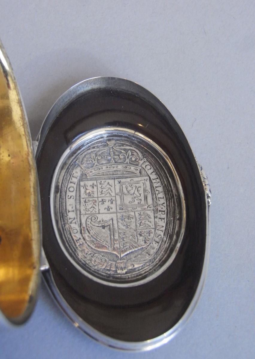 An important William III silver mounted Tortoiseshell Commemorative Standing Snuff Canister, inset with a cast Commonwealth Roya